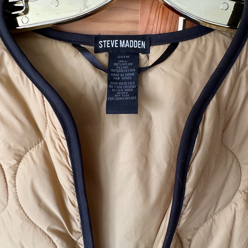 Steve Madden Tan Quilted Cape with Black Edging, one size, front clasp, 29”L $40 - Picture 3 of 4